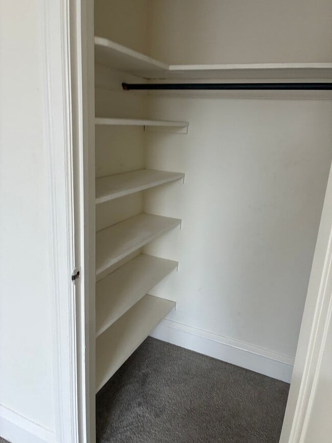 Building Photo - Marlyn Apts 303: 1 Bed 1 Bath