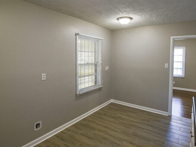 Building Photo - NEWLY UPDATED 3 bed, 1.5 bath home.