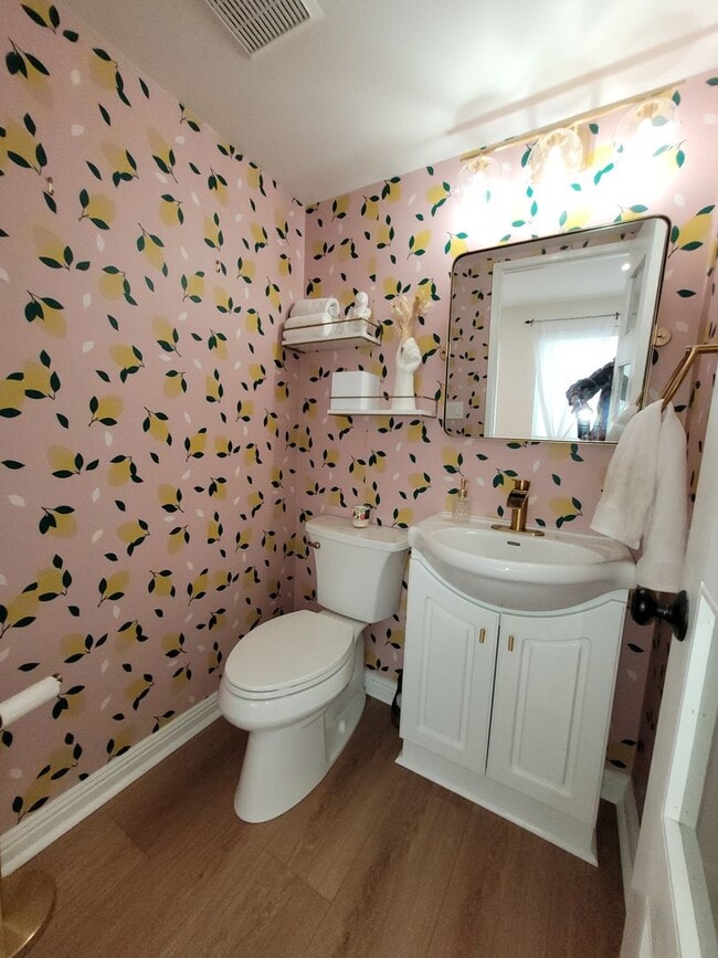 Building Photo - Upgraded townhome in central location !