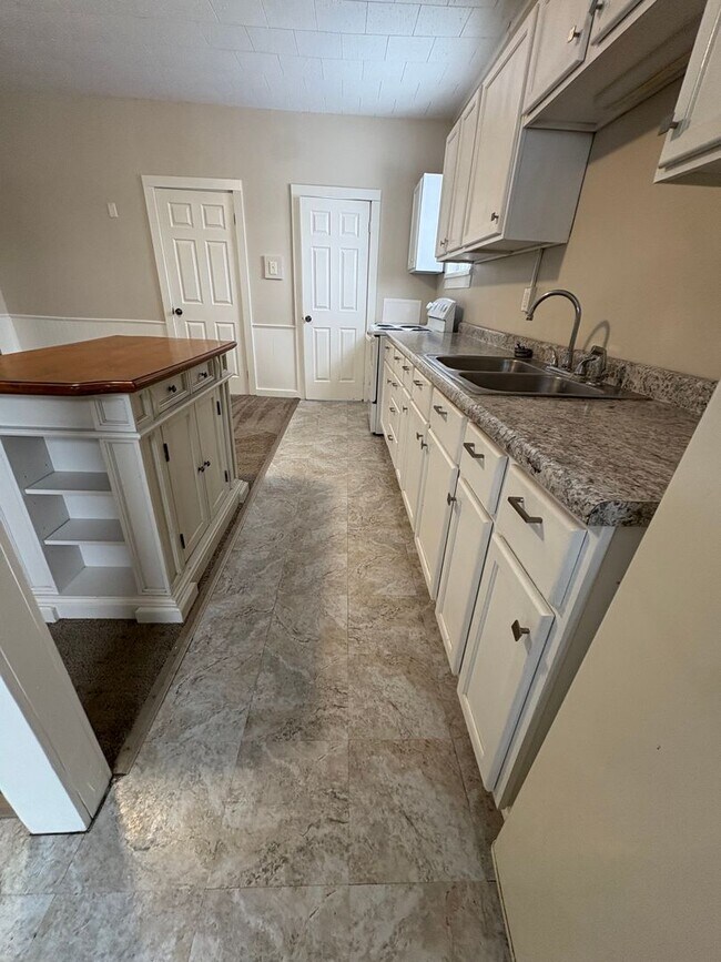 Building Photo - 2809 South Ave