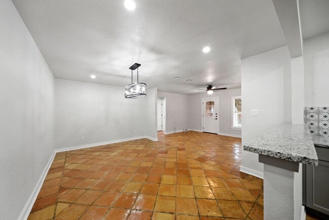 Building Photo - Charming Home Awaits: Spacious & Modern Living in a Prime Location