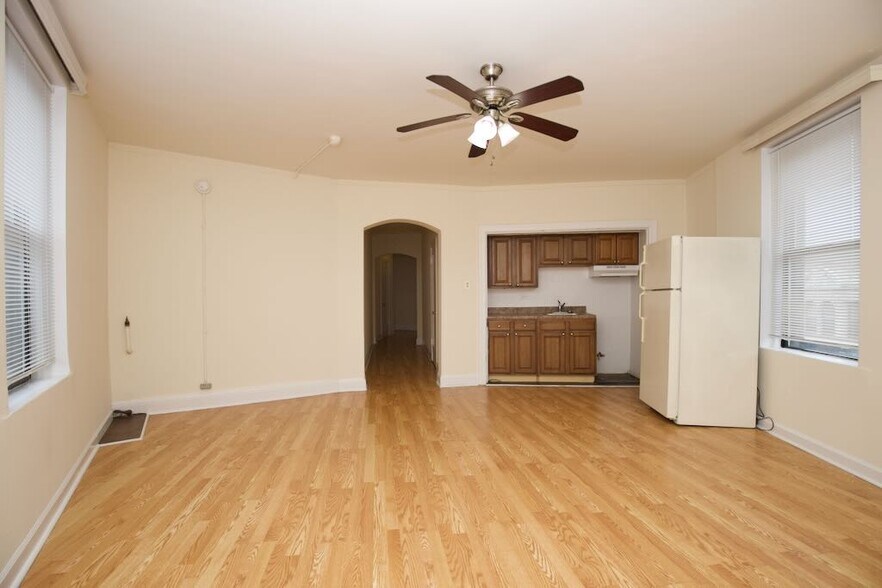 Building Photo - 3335 W Diversey Ave