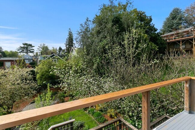 Building Photo - Charming AIR CONDITIONED Leschi Craftsman