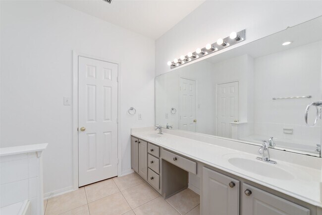 Building Photo - 8030 Loyel Pointe Dr