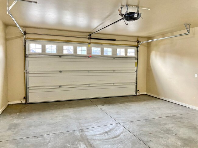 Building Photo - Single-Story Living! 3 BR - 2 BA with open...