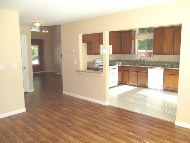 Building Photo - Home on quiet street in Roseville off Foothills Blvd