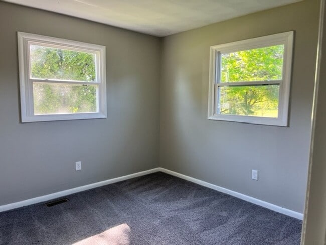 Building Photo - Beautiful Southside Country Home with Large Yard