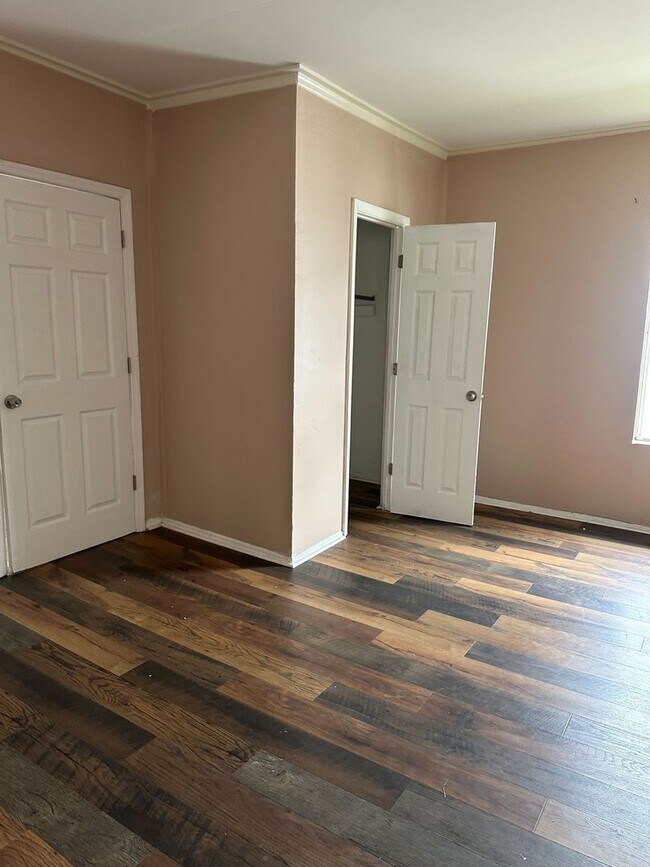 Building Photo - Charming 3-Bedroom, 1-Bathroom Home with Fenced Yard