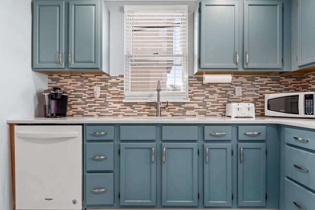 Building Photo - 100 S Amherst Ave