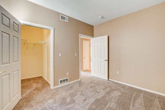 Building Photo - LOCATION! LOCATION! LOCATION! Move-in read...