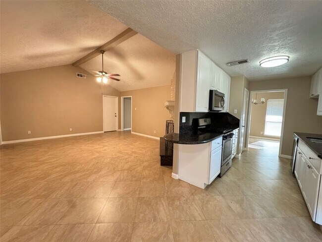 Building Photo - 28922 Savannah Dr