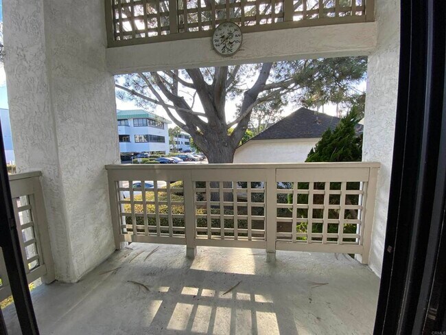 Building Photo - 520 Via De La Valle
