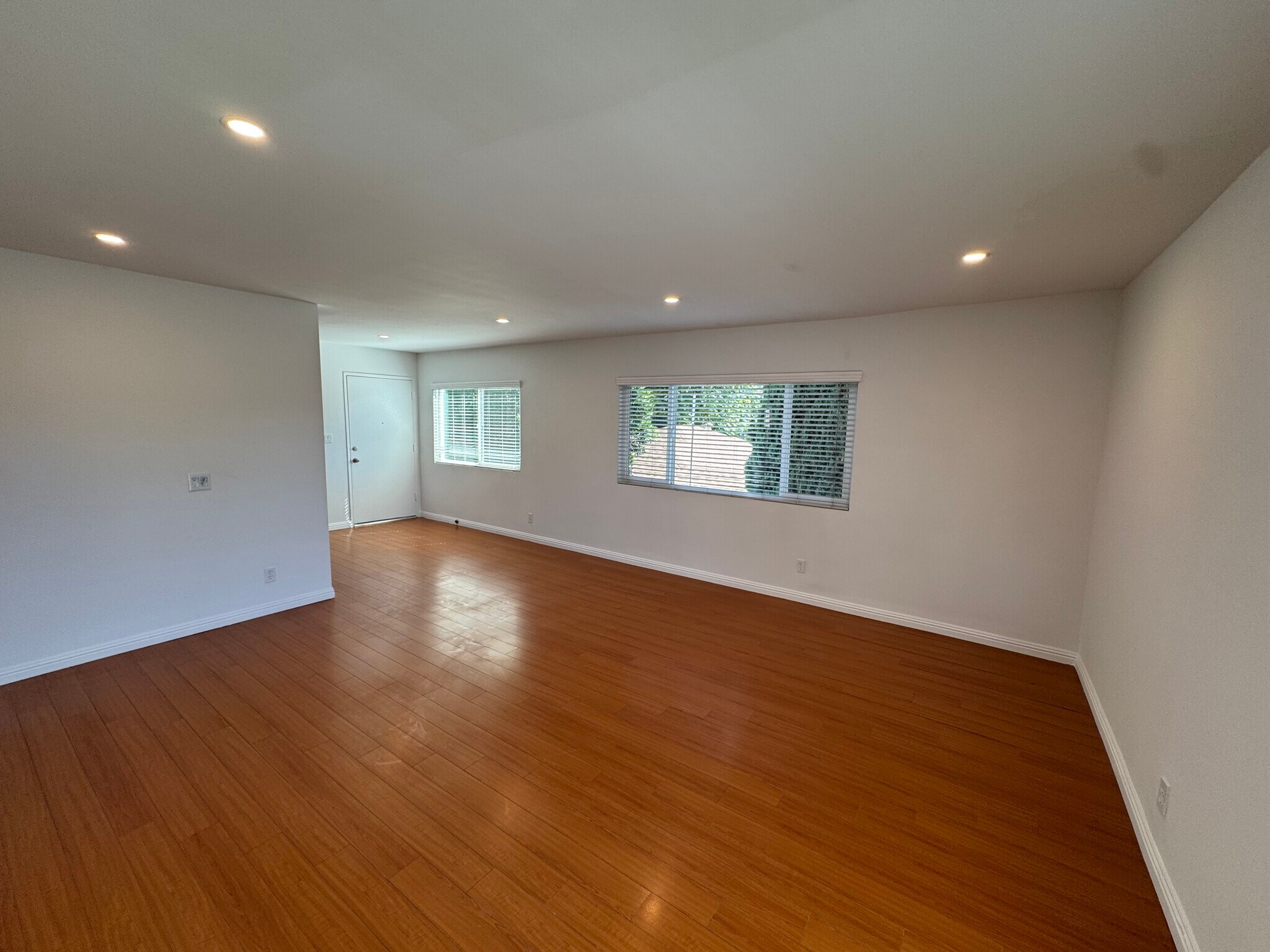 Building Photo - 5708 Woodman Ave