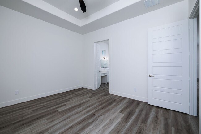 Building Photo - 68 Fairway Dr