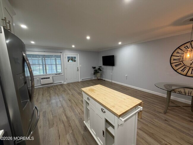 Building Photo - 533E Dartmoor Ct