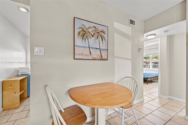 Building Photo - 1127 NE 5th Ave