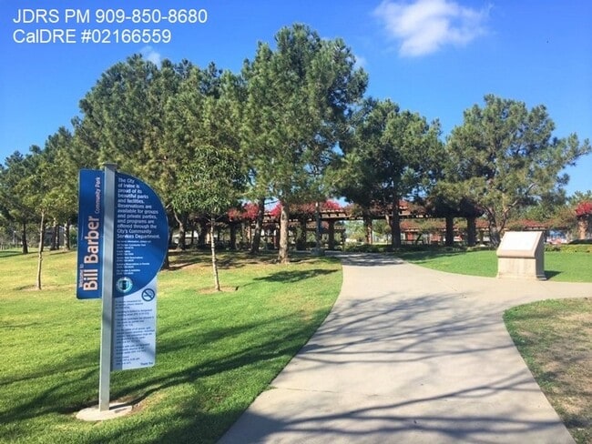 Building Photo - Gated 2 Bedroom Townhome in Irvine