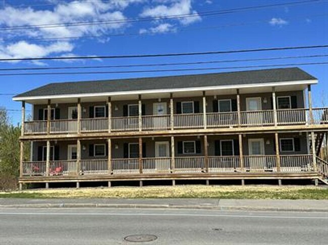 Building Photo - 586 Main St