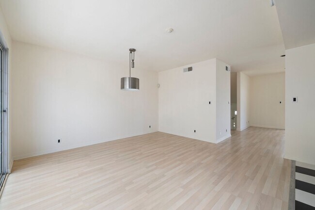 Building Photo - Beautiful 4-bedroom, 2.5-bath tri-level to...