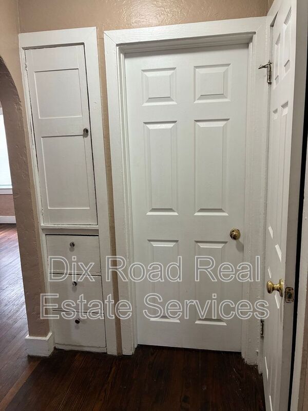 Building Photo - 109 N Decker Ave