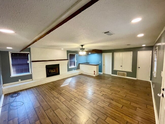 Building Photo - Spacious 4 bed 2 bath home for rent in Pearl!