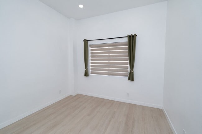 Building Photo - BEAUTIFUL 4 Bed 3 Bath unit