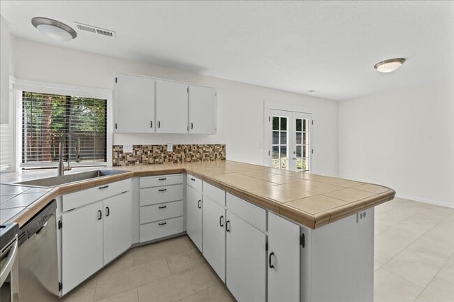 Building Photo - Beautifully Renovated 4-Bedroom, 2-Bath Ho...