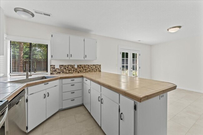 Building Photo - Renovated 4-bdrm, 2-bath Tualatin home—Cor...