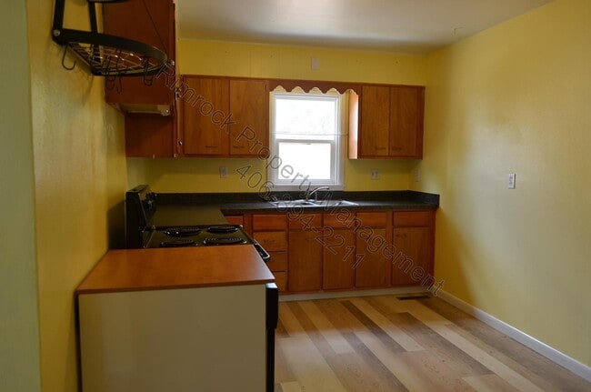 Building Photo - 2 Bedroom House *Section 8 Welcome*