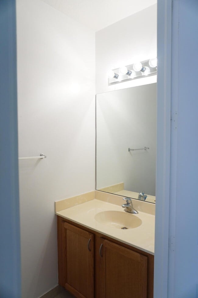 Building Photo - 883 Millbrae Ct