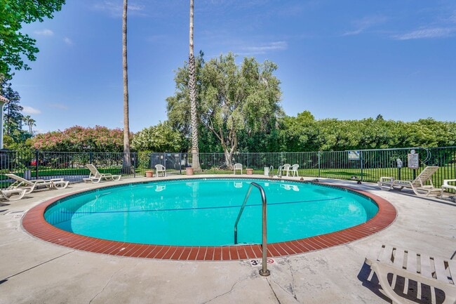 Building Photo - Up-Dated 1/1 3rd. Floor Condo Located in S...