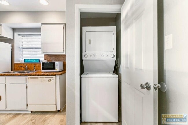 Building Photo - 113 W Sunny Isle Dr