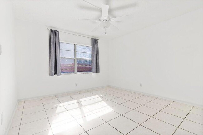 Building Photo - 345 W Laurel Dr