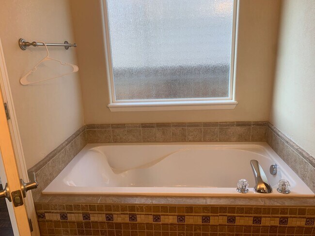 Building Photo - Gorgeous 7 Bed/3.5 Bath Home for Rent in C...