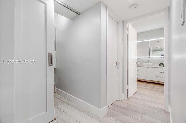 Building Photo - 100 Lincoln Rd