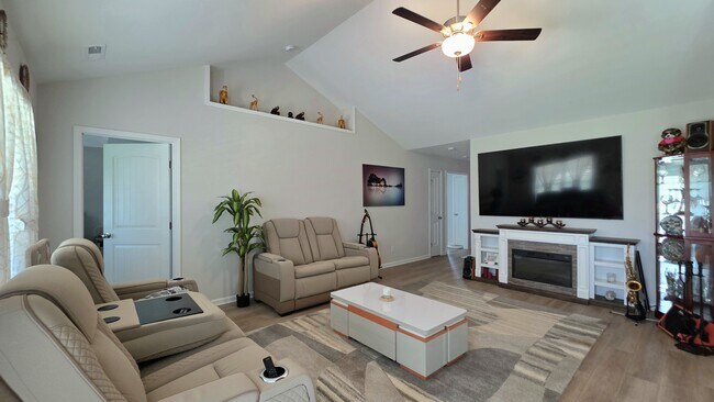 Building Photo - 506 Woodside Dr