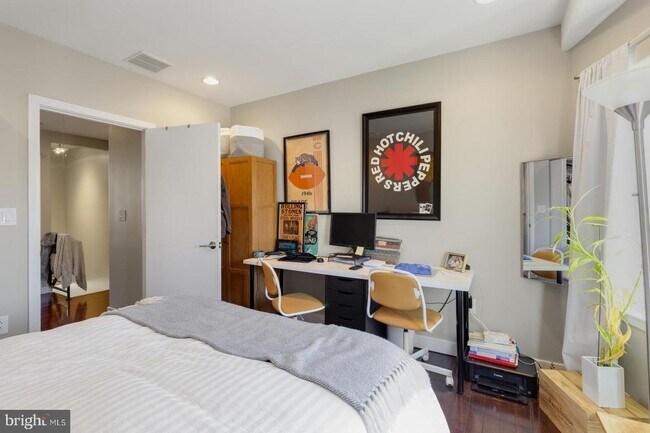 Building Photo - 221 W Girard Ave