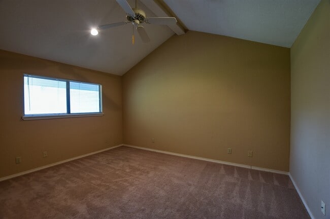 Building Photo - On Golf Course Townhome