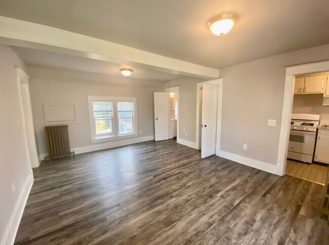 Building Photo - 2 Bed, 1 Bath Upstairs Unit in Heritage Hill – Private Entry & Prime Location