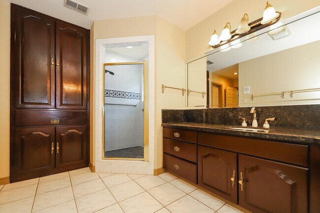 Building Photo - 503 W Avon Ct