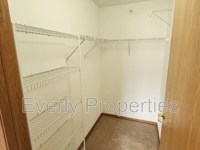 Building Photo - 6935 70th Ct