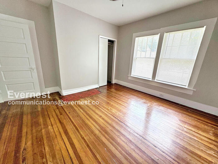 Building Photo - 525 53rd St Ens
