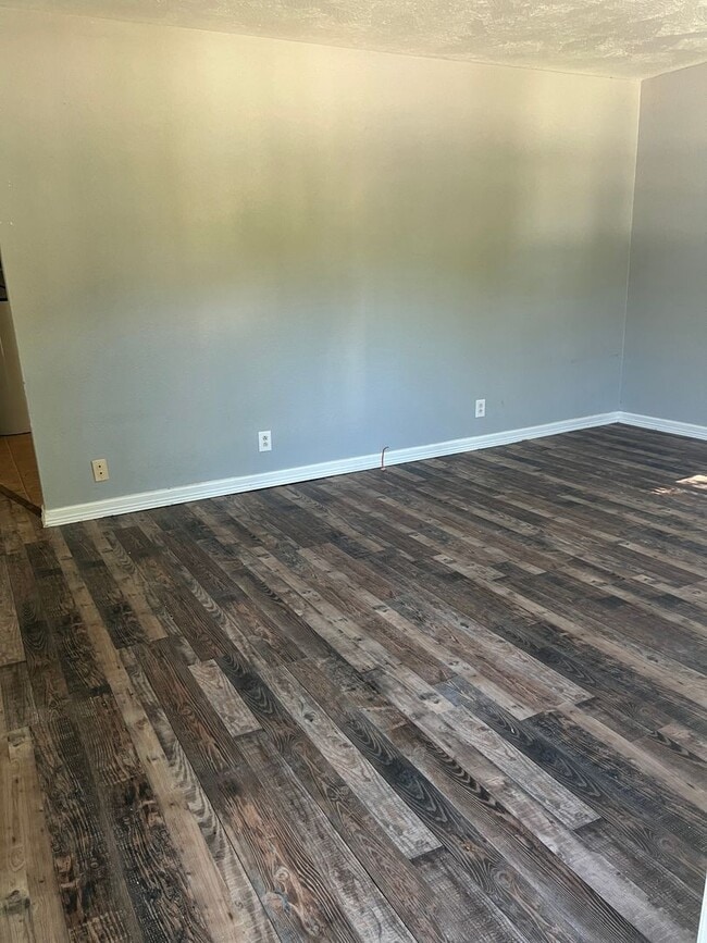 Building Photo - 2 bed/1 bath house for rent