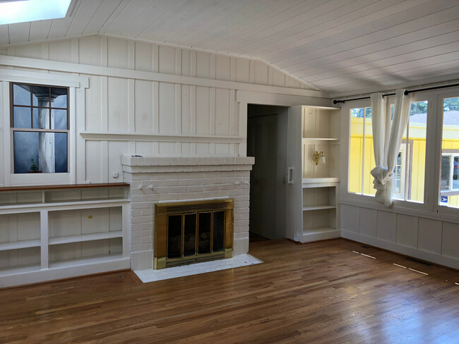 Building Photo - Adorable Two Bedroom in Pacific Grove!