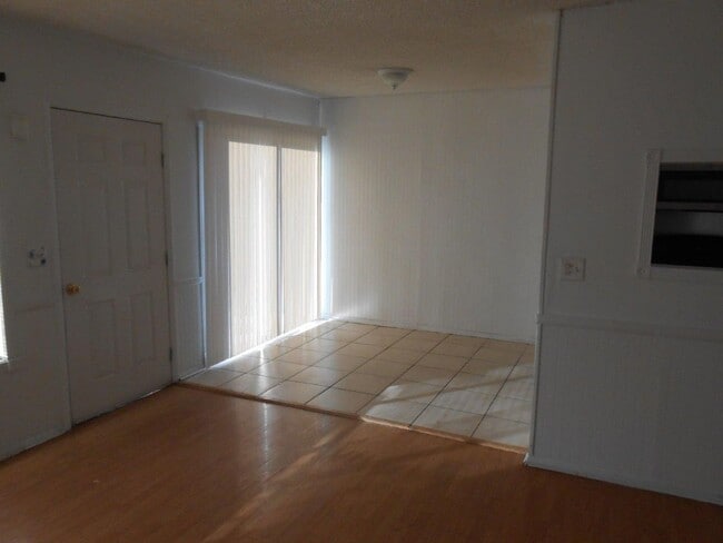 Building Photo - 2nd Floor 3 bedroom Condo Near 95/Torrey Pines