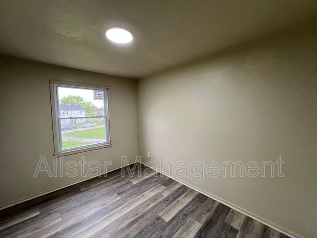 Building Photo - 942 S Central Dr