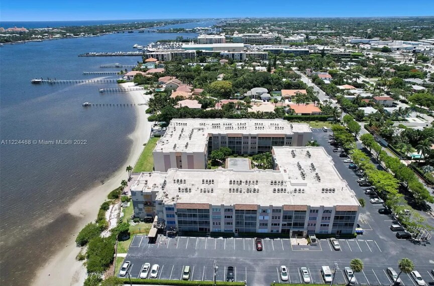 Building Photo - 1516 S Lakeside Dr