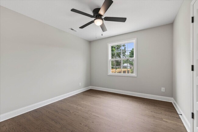 Building Photo - 221 Clearview Dr