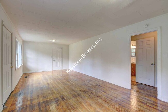 Building Photo - 2072 Knightsbridge Rd