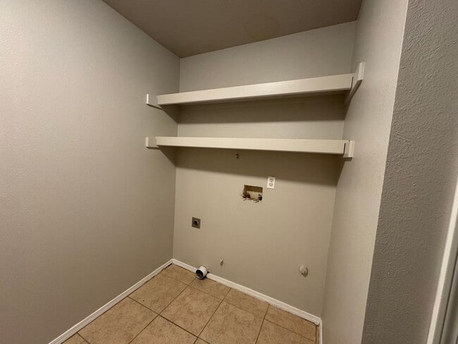 Building Photo - 3 bedroom, 2 bath, 1 car garage.